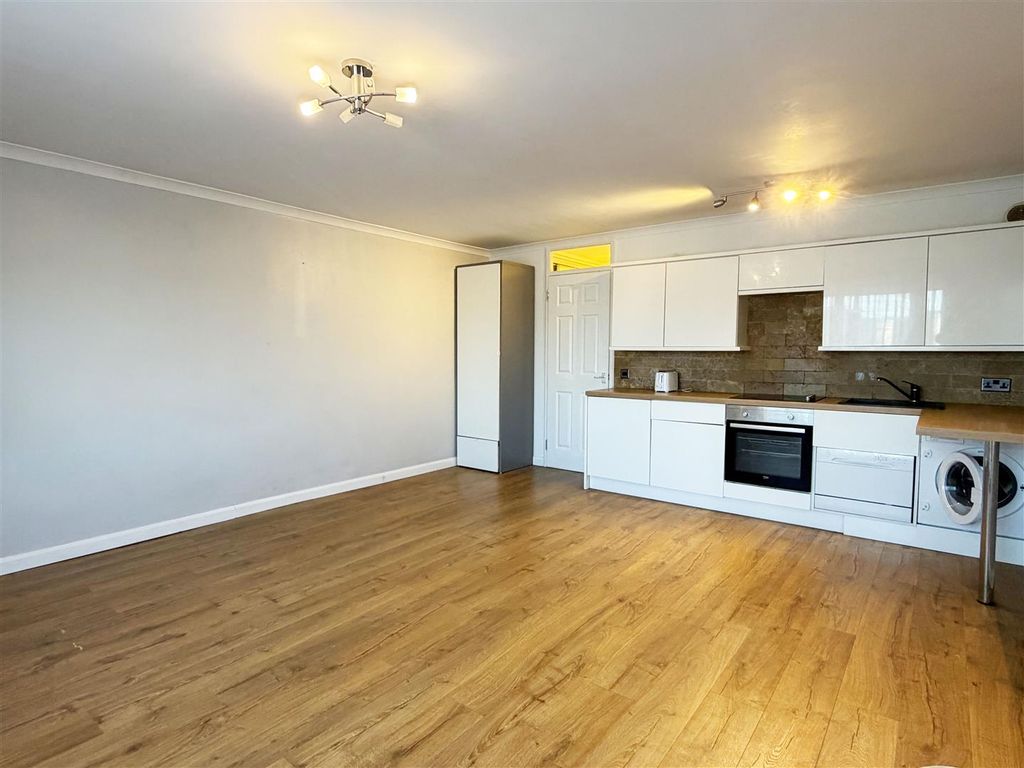 Property photo 3 of 6 WC Recep.Jpg