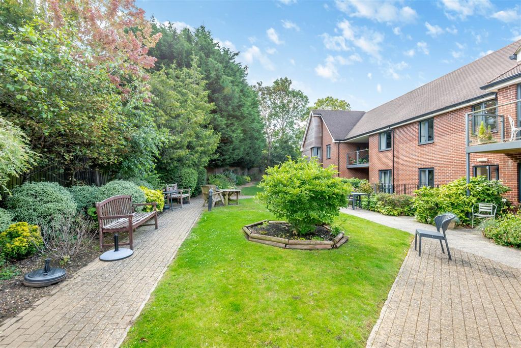 Property photo 3 of 10 8563431-Exterior04.Jpg