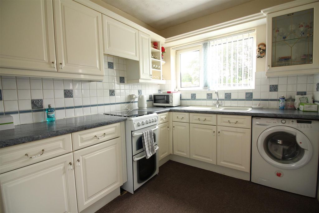 Property photo 2 of 9 Kitchen