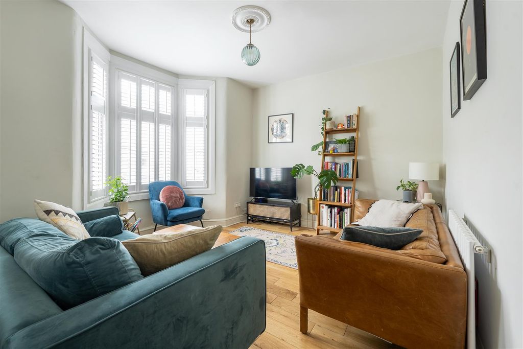 Property photo 2 of 29 Ashville Road, E11