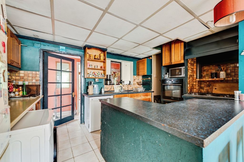 Property photo 3 of 18 Kitchen