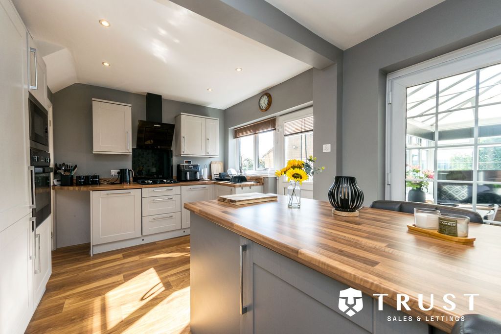 Property photo 2 of 36