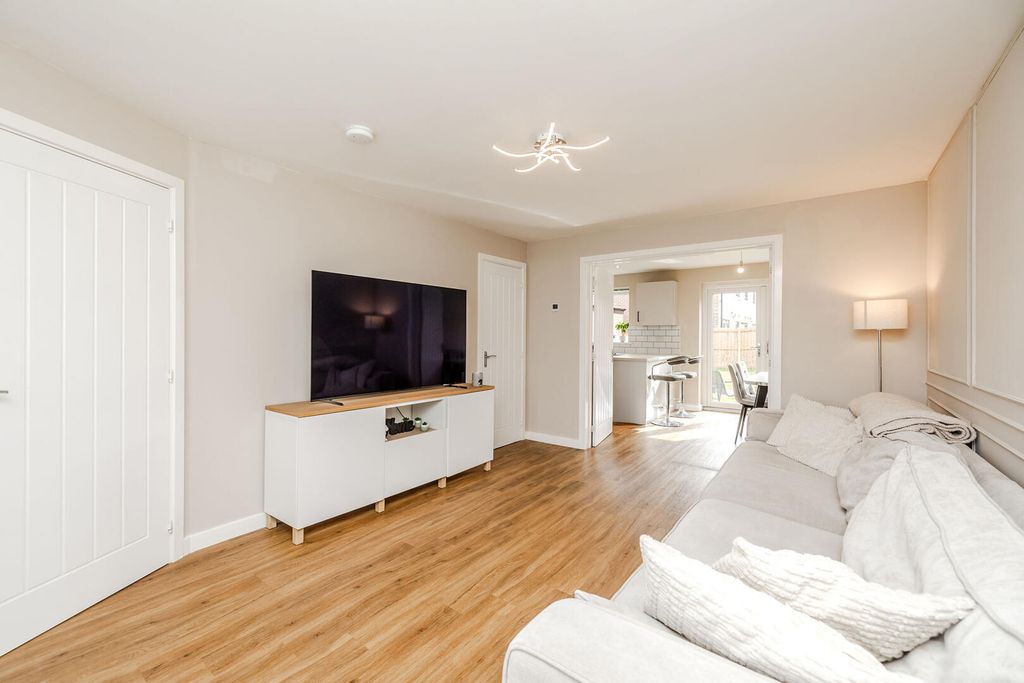 Property photo 2 of 31 Living Room