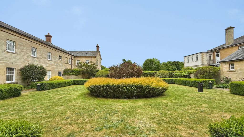 Property photo 2 of 18 Communal Garden