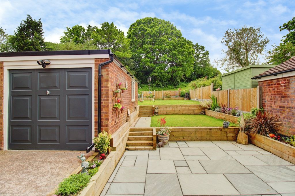 Property photo 3 of 18 Landscaped Garden