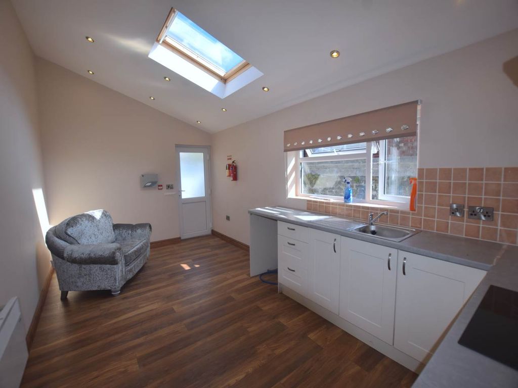 Property photo 2 of 6 Kitchen