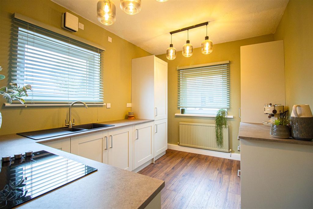 Property photo 3 of 11 Kitchen