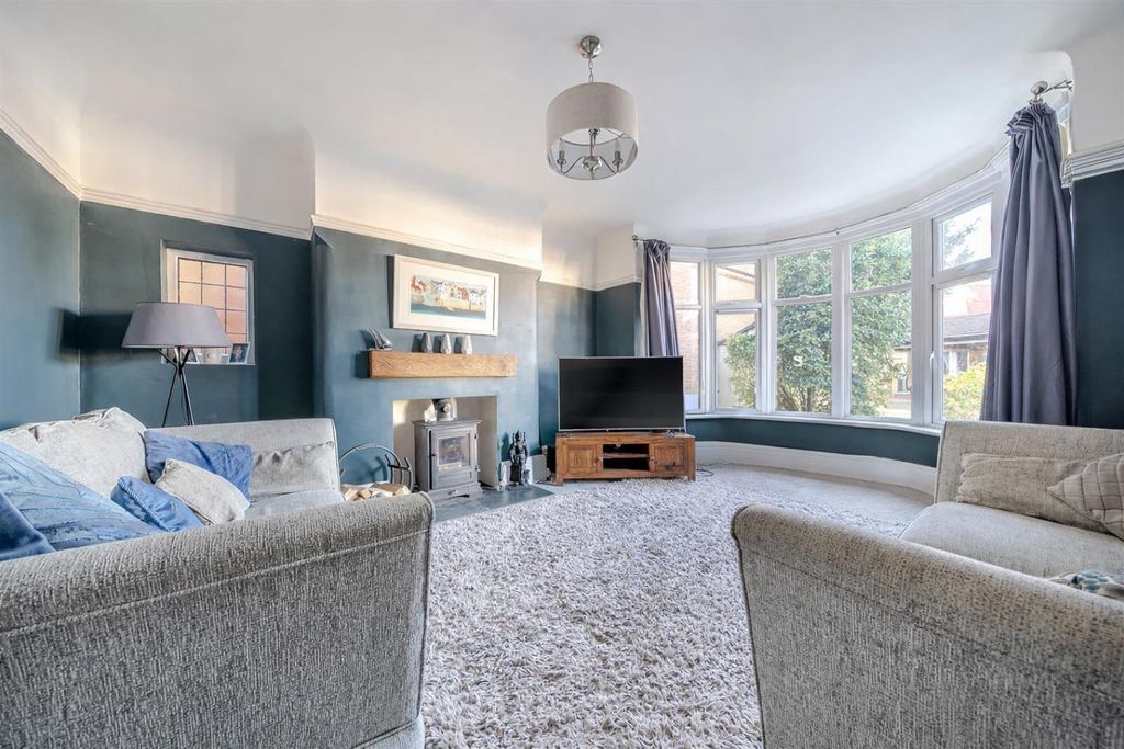 Property photo 3 of 24 Lounge