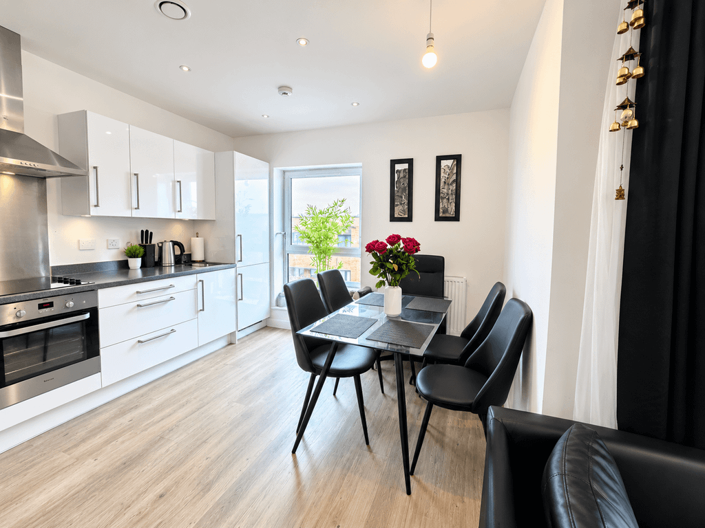 Property photo 1 of 6 2 Bed Flat To Rent Chambray House, London Sm6 7Fl