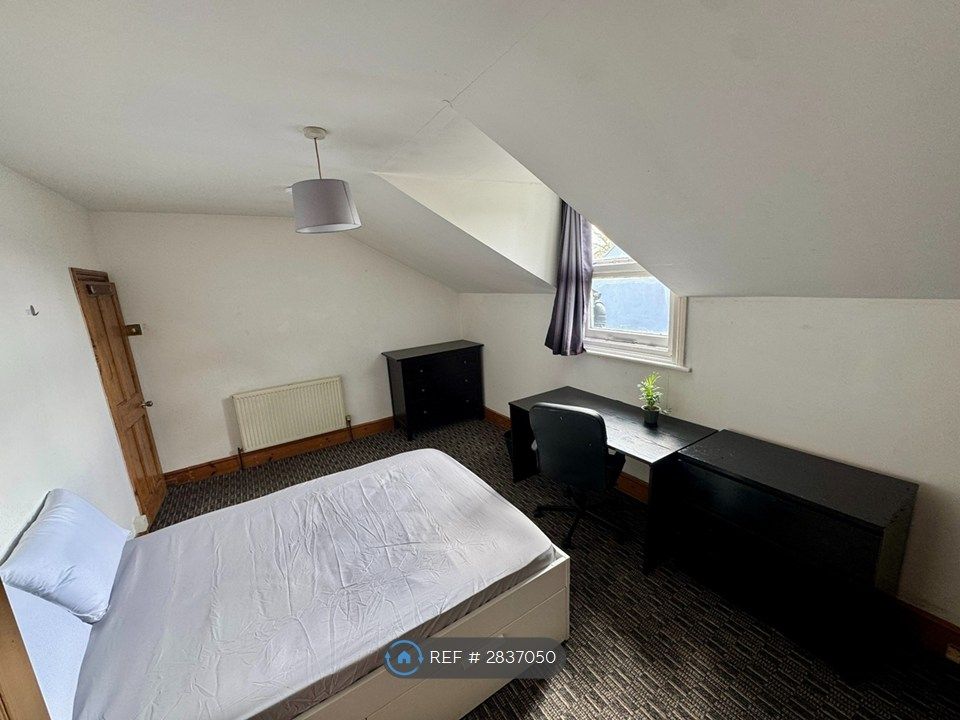 Property photo 1 of 18 Room 5