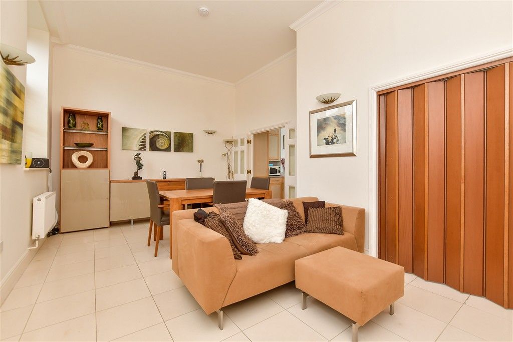 Property photo 2 of 15 Lounge