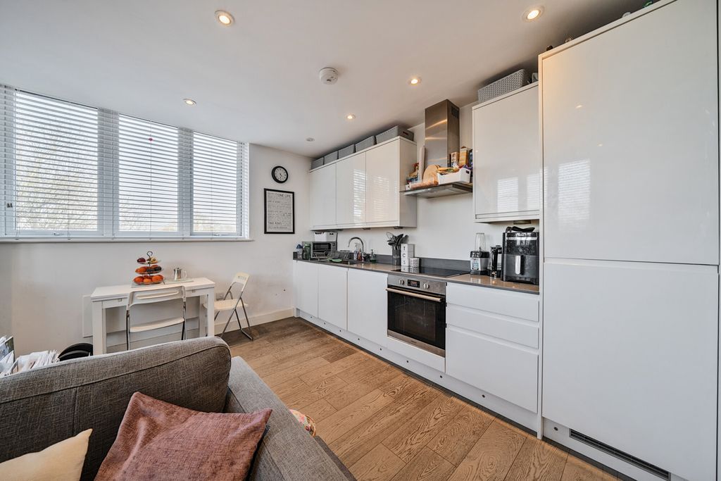 Property photo 2 of 11 1418048-7-699F32B...
