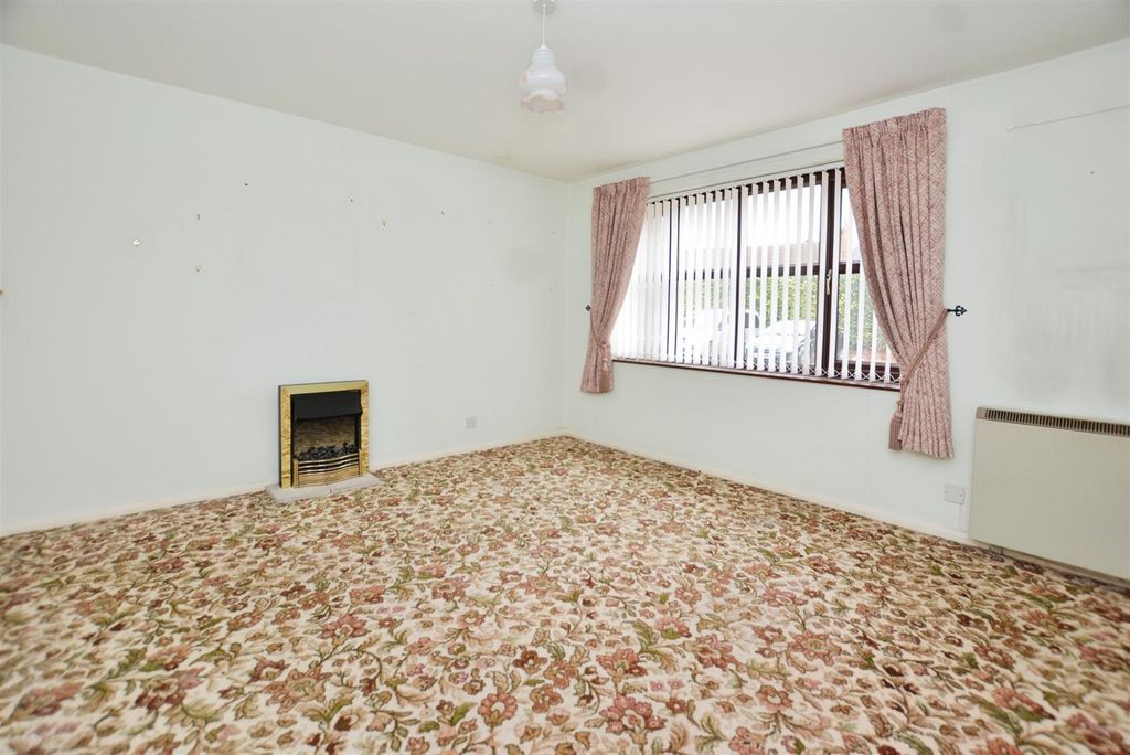 Property photo 2 of 11 Living Room