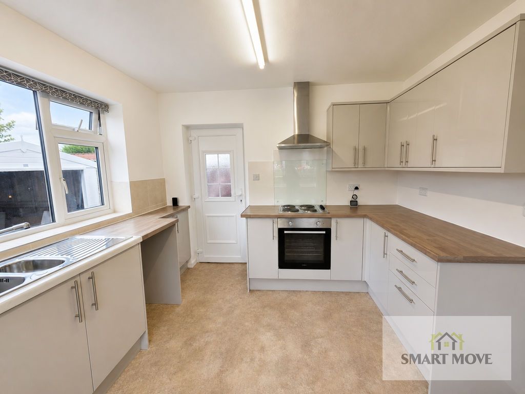 Property photo 3 of 19 Kitchen