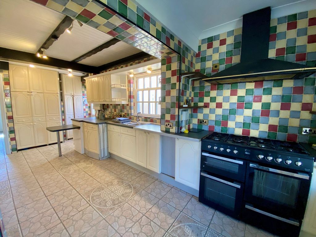 Property photo 3 of 15 Kitchen