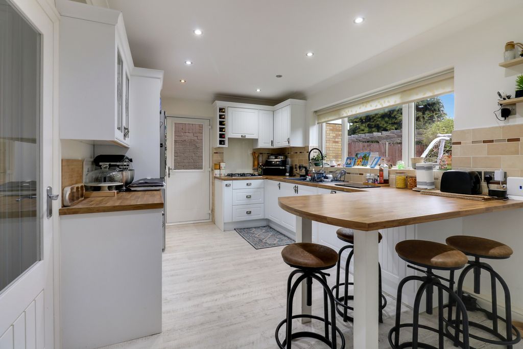 Property photo 2 of 12 Modern Kitchen