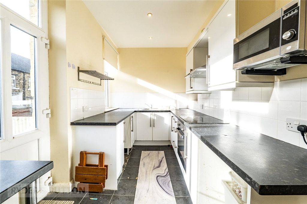 Property photo 3 of 14 Kitchen