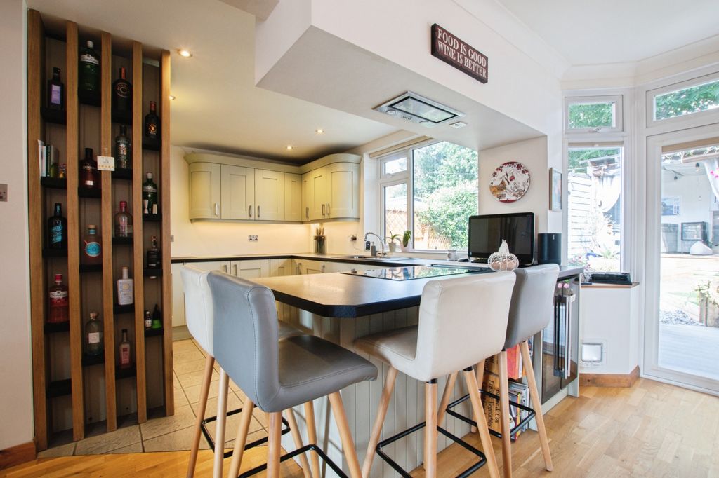 Property photo 2 of 18 Kitchen/Breakfast