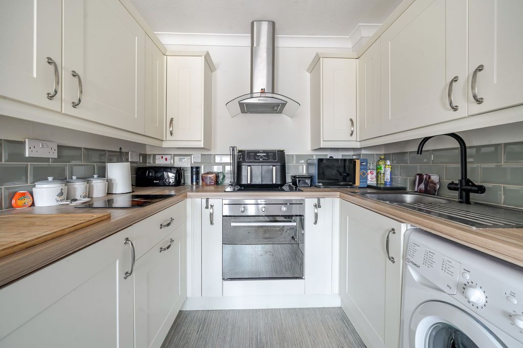 Property photo 3 of 11 Kitchen