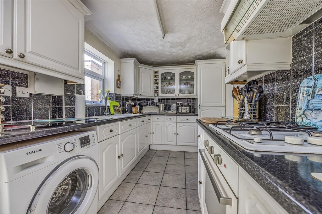 Property photo 3 of 22 20 Selborne Avenue, Leigh Park-Porticomarketing-O'