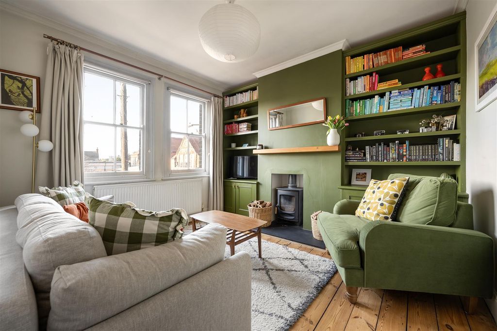 Property photo 2 of 21 Warner Road, E17