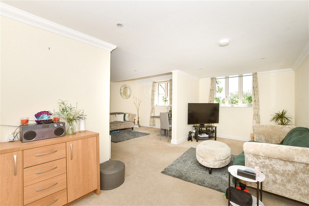 Property photo 3 of 14 Lounge