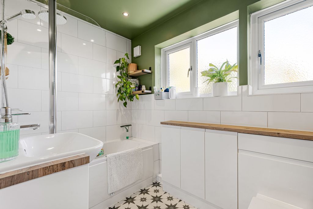 Property photo 2 of 25 Bathroom