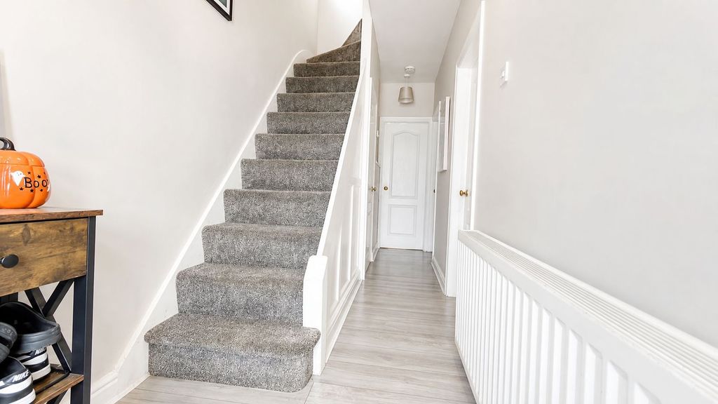 Property photo 3 of 11 Hallway