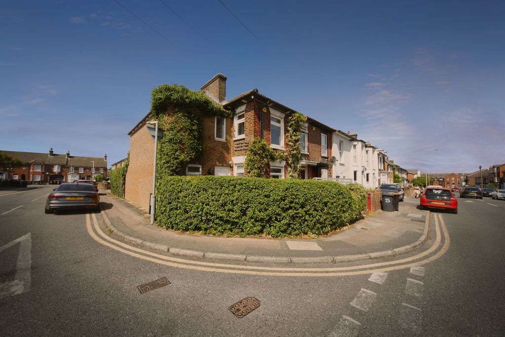 Property photo 2 of 20