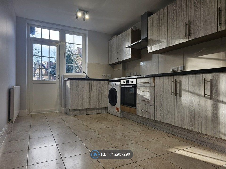 Property photo 3 of 8 Kitchen