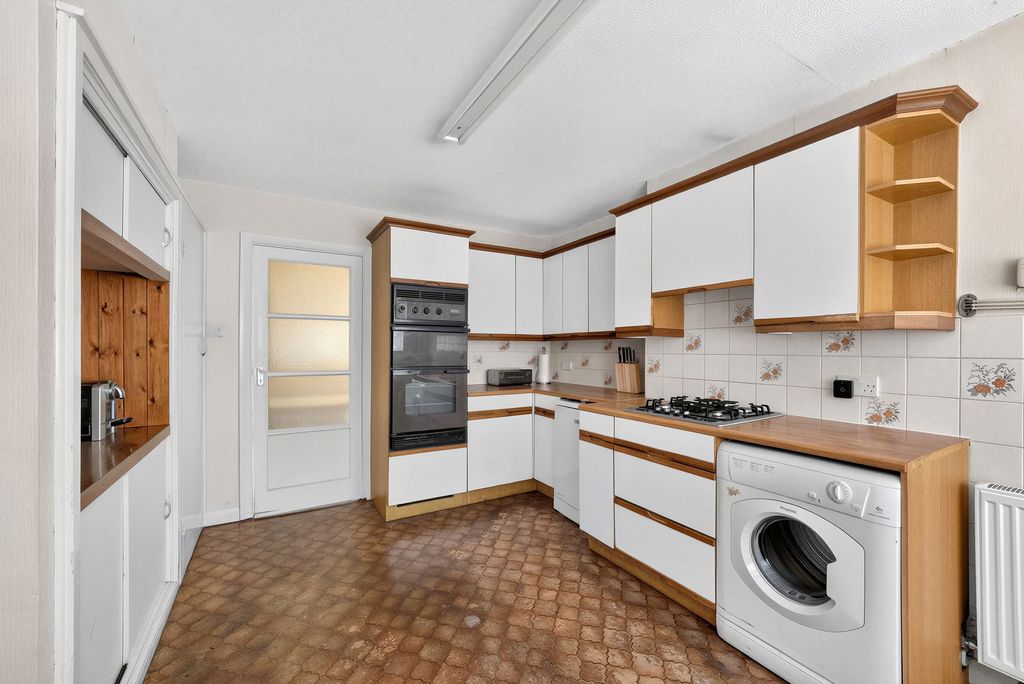 Property photo 2 of 32