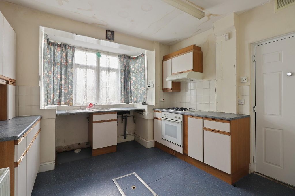 Property photo 3 of 32 Kitchen