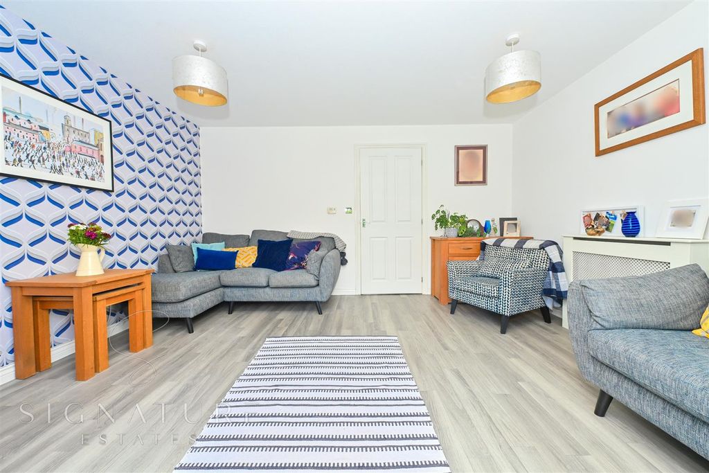 Property photo 2 of 18 Lounge (1).Jpg