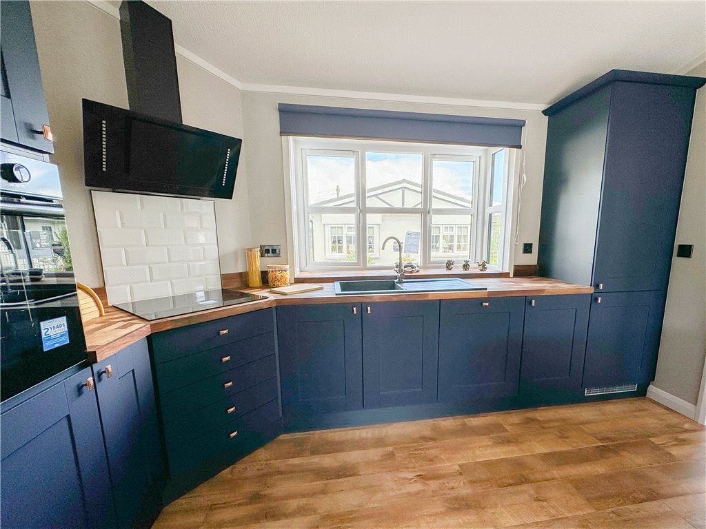 Property photo 3 of 19 Kitchen