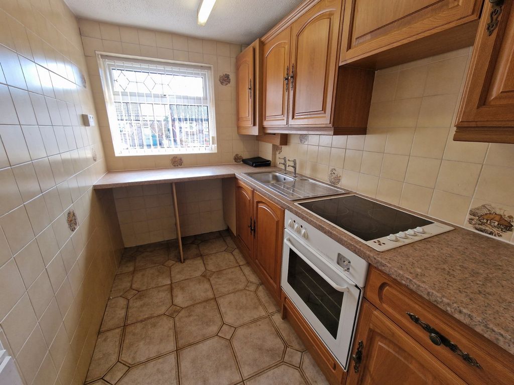 Property photo 3 of 8 Kitchen