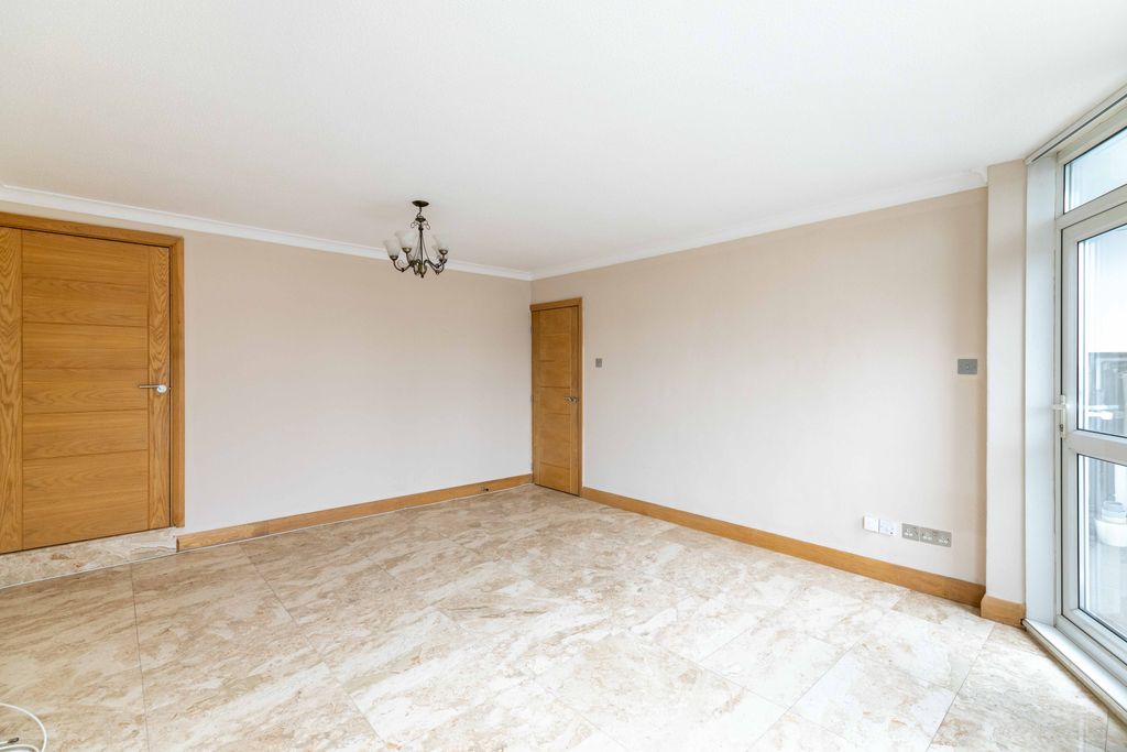 Property photo 3 of 12 Picture 3