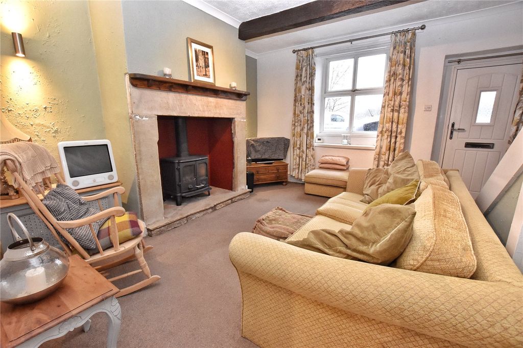 Property photo 3 of 19 Lounge