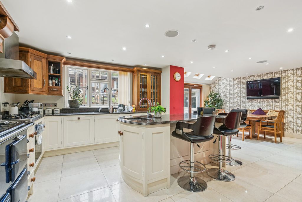 Property photo 2 of 19