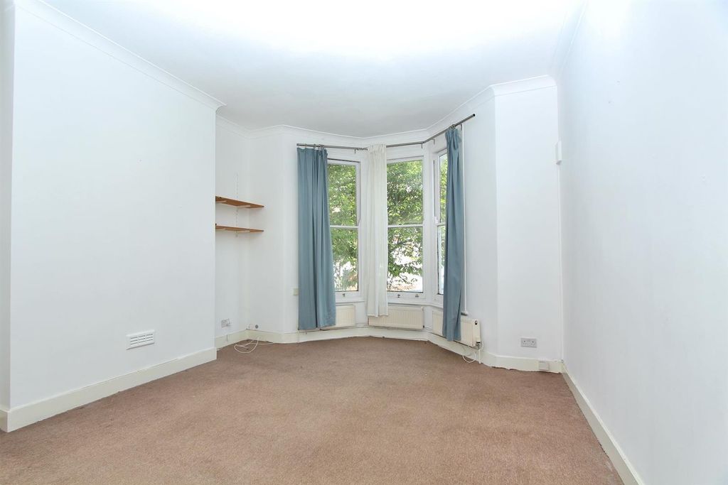 Property photo 1 of 9 Alvington Crescent, E8