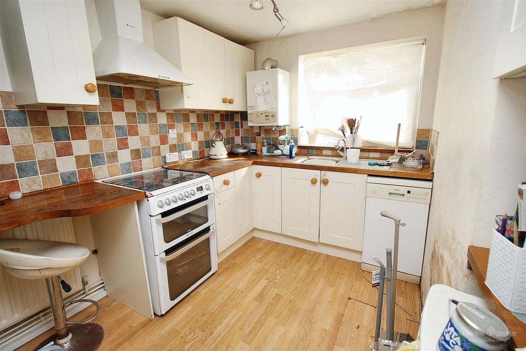 Property photo 2 of 8 Kitchen