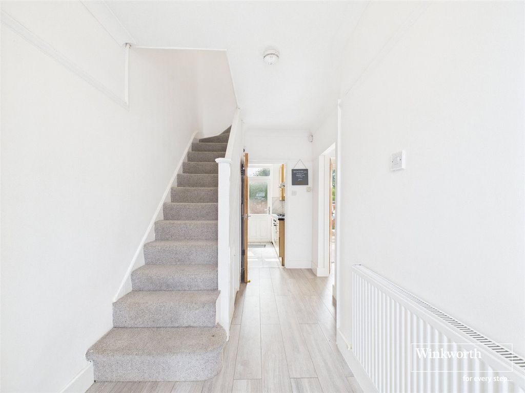 Property photo 3 of 11 Hallway