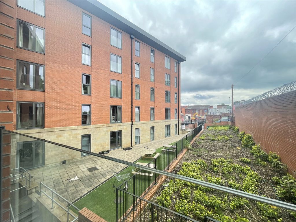 Property photo 1 of 12 21 Leylands House4