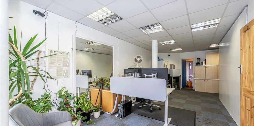 Property photo 3 of 6