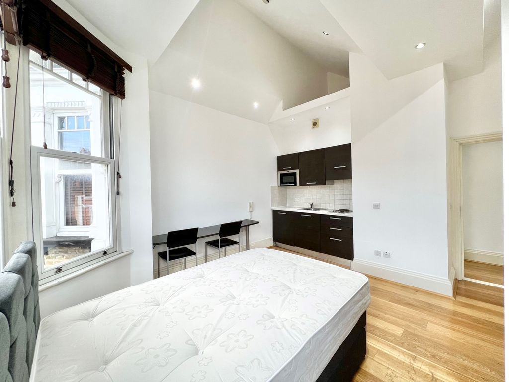 Property photo 3 of 8 Gallery