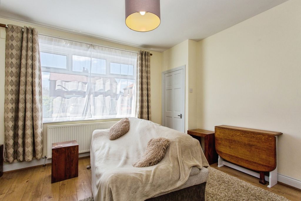 Property photo 2 of 16 Lounge