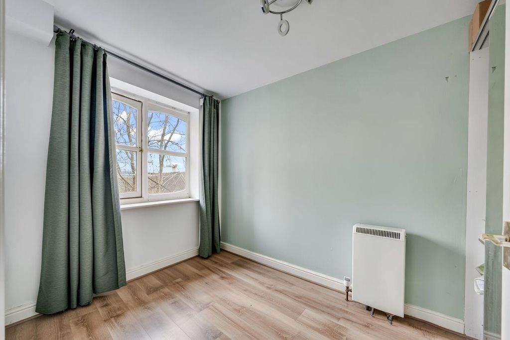 Property photo 2 of 6 Bedroom.Jpg