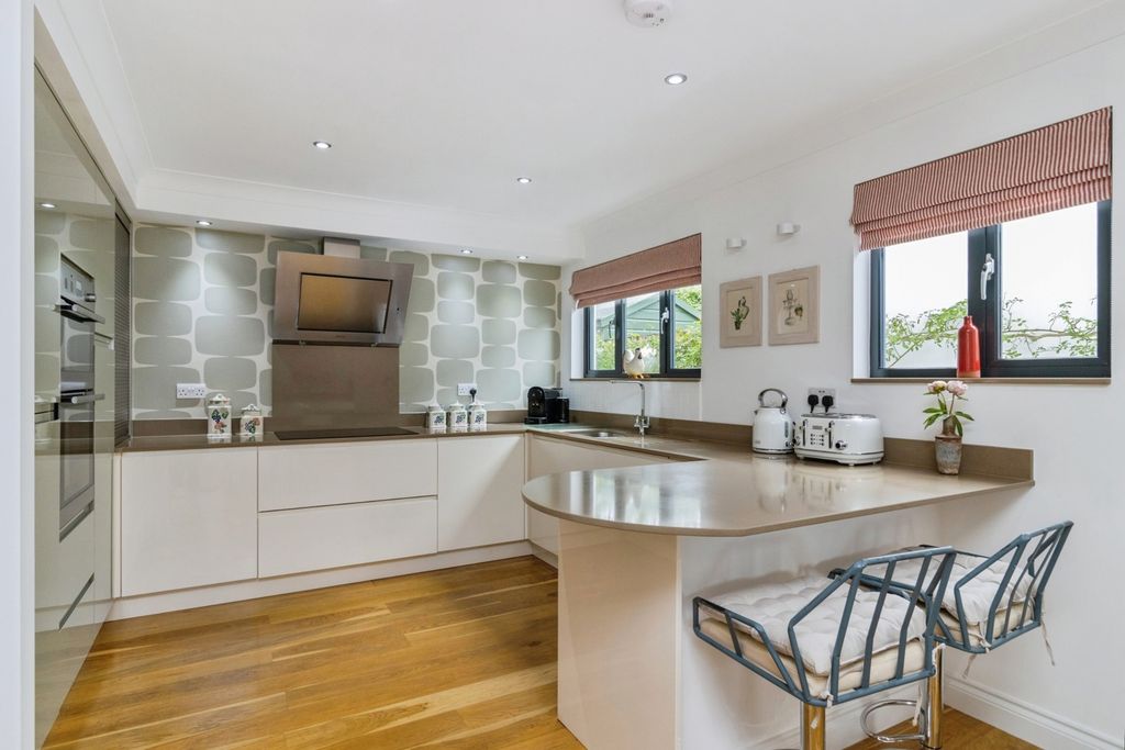 Property photo 3 of 31 Kitchen