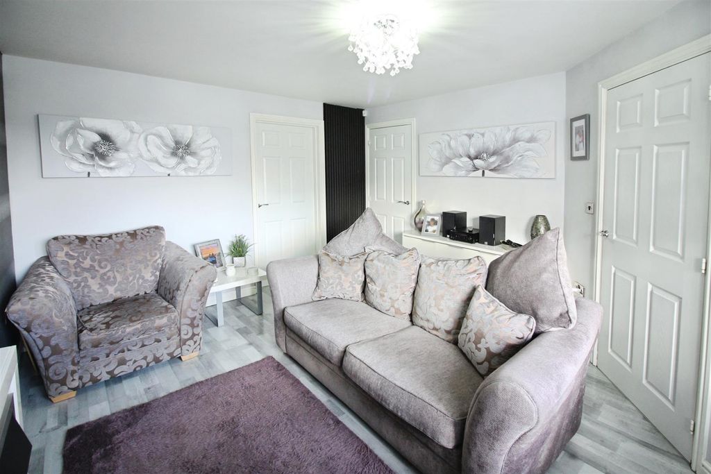 Property photo 3 of 17 Living Room