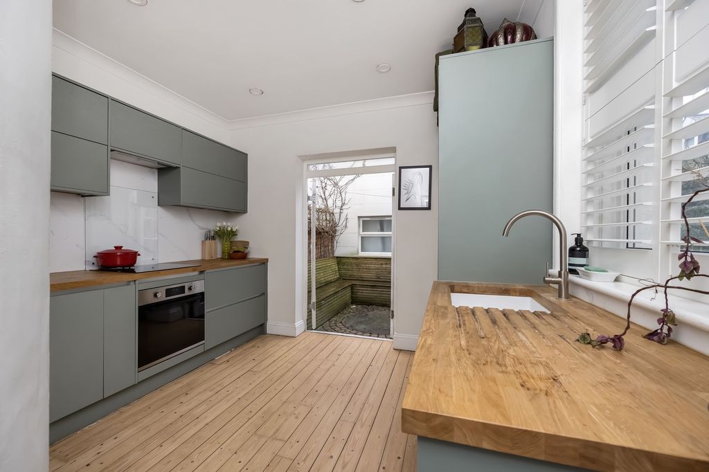 Property photo 2 of 23