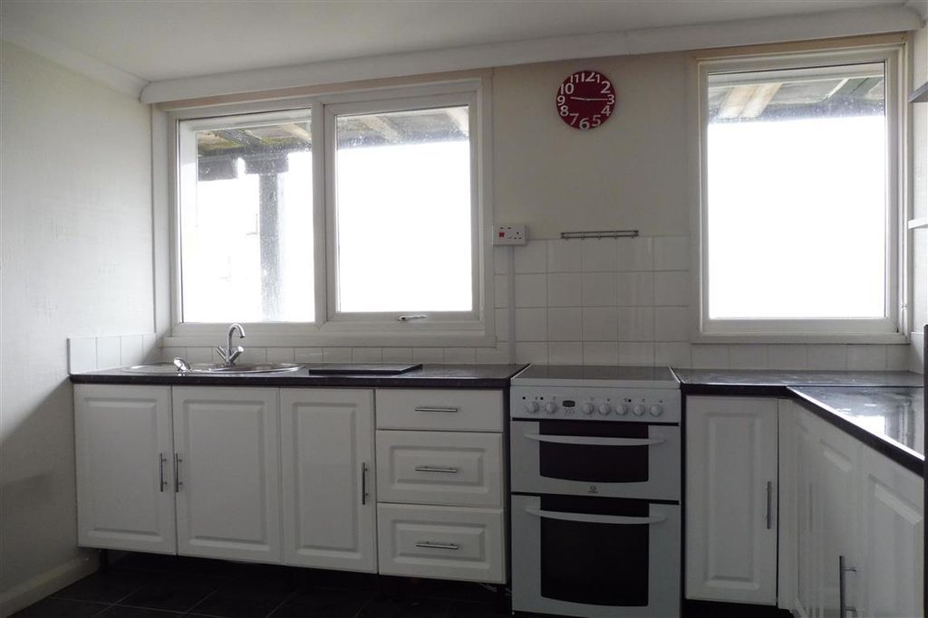 Property photo 3 of 7 Kitchen